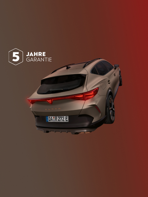 CUPRA Formentor e-HYBRID in mattem Bronze von schräg hinten auf rotem Hintergrund mit Hinweis auf 5 Jahre Garantie